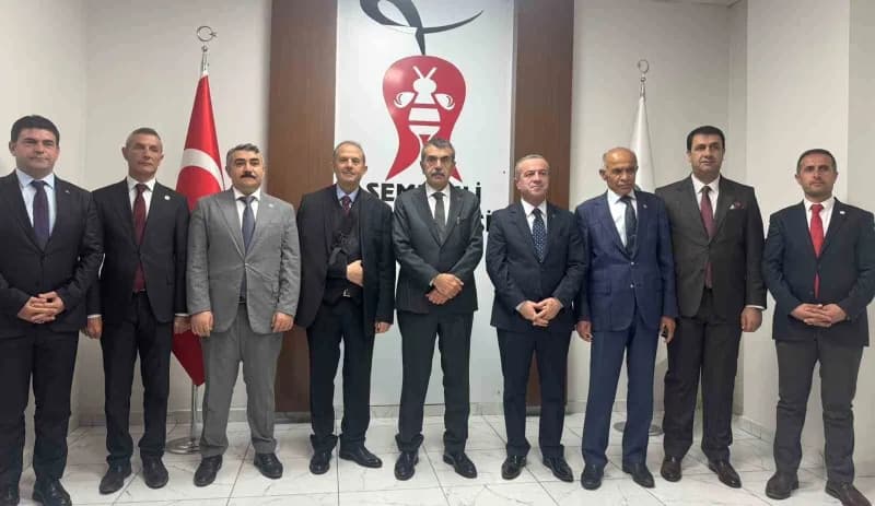 Milli Eğitim Bakanı Yusuf Tekin, Hakkari Şemdinli'de okul ziyaretinde öğrencilerle sohbet ediyor