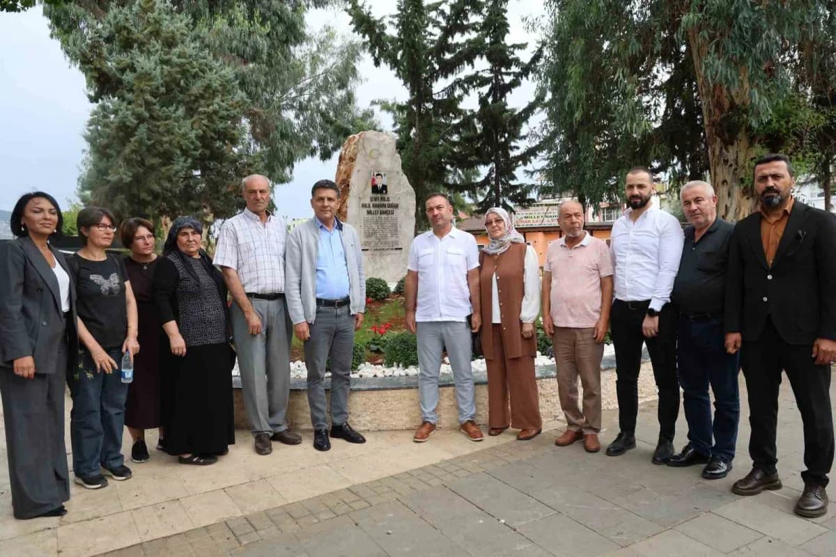Adana Kozan Millet Bahçesi’nde şehit polis Halil İbrahim Doğan anısına yapılan anıt ve tören görüntüsü