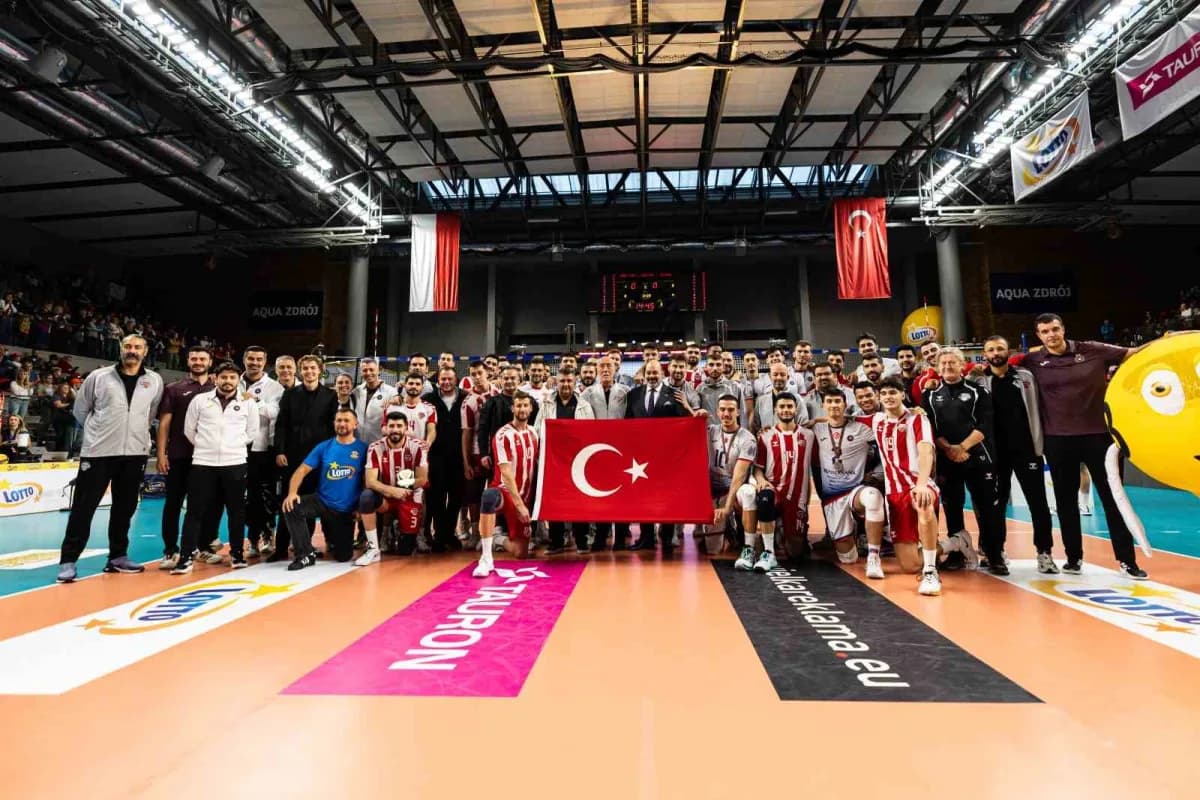 Giganci Siatkowki Turnuvası üçüncülük maçında Halkbank ve Spor Toto takımları voleybol mücadelesi yapıyor