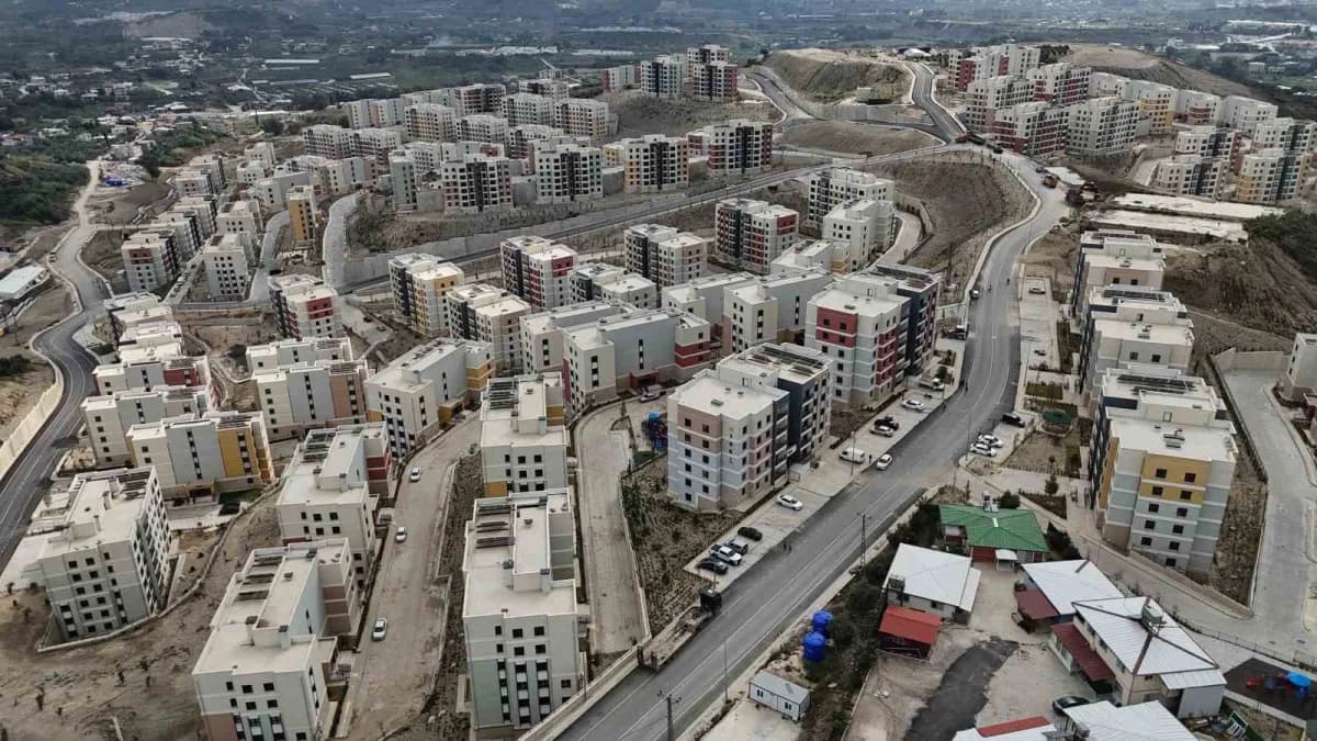 Hatay'da deprem sonrası inşa edilen TOKİ konutlarının dış görünümü ve çevresi