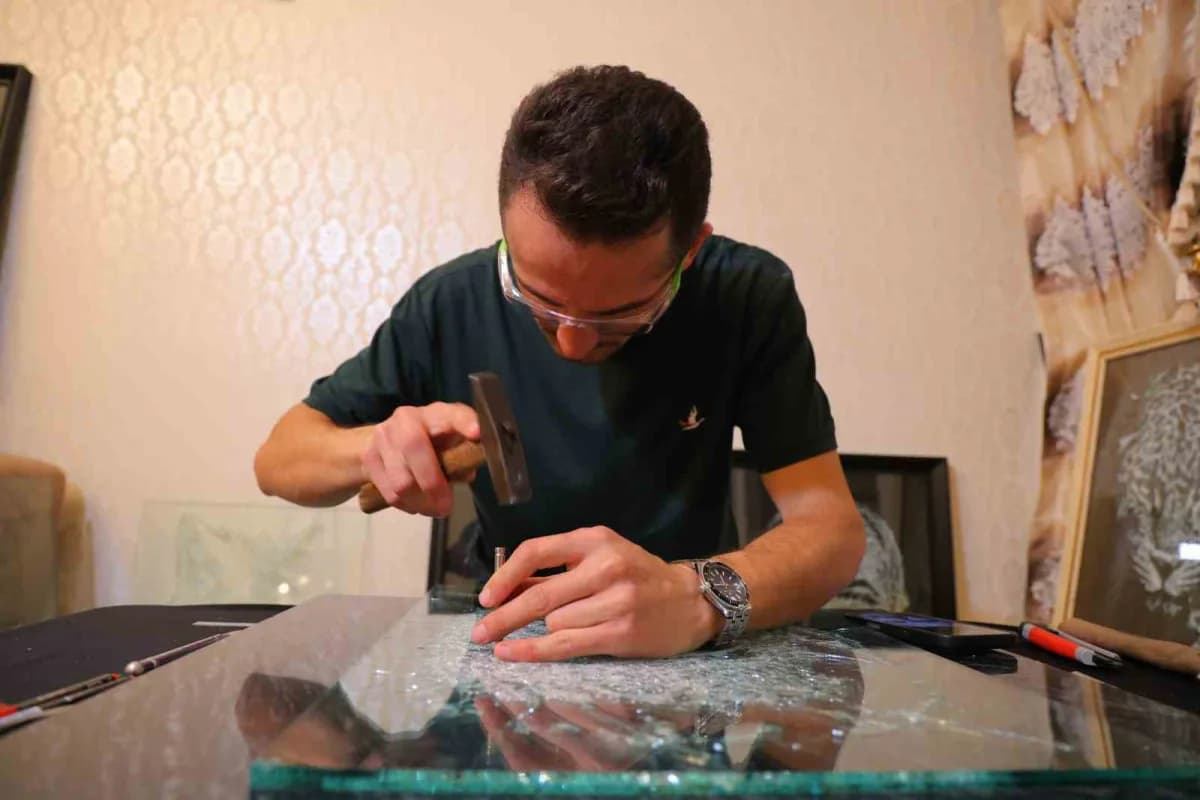 Hobi olarak başladı, camı çatlatarak sanat eserine dönüştürüyor
