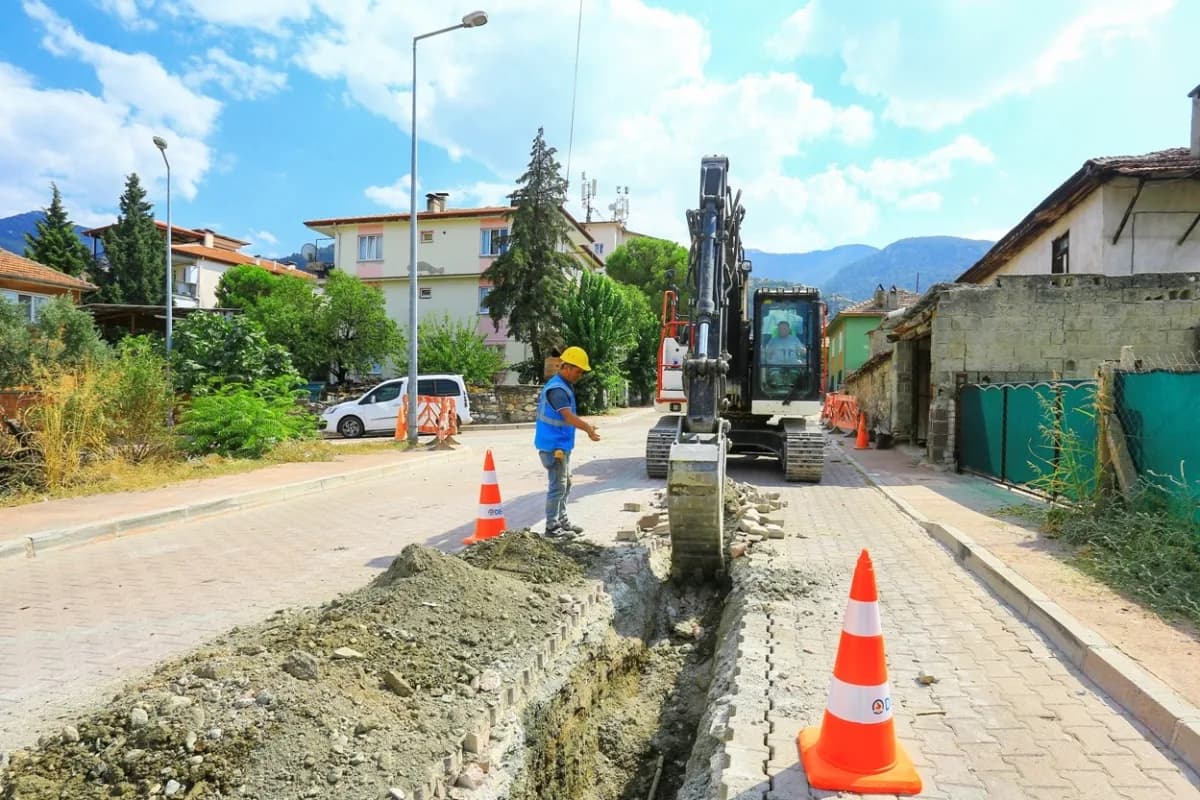 Denizli Honaz ilçesinde asbestli içme suyu borularının yenilenmesi için altyapı çalışması yapan işçiler