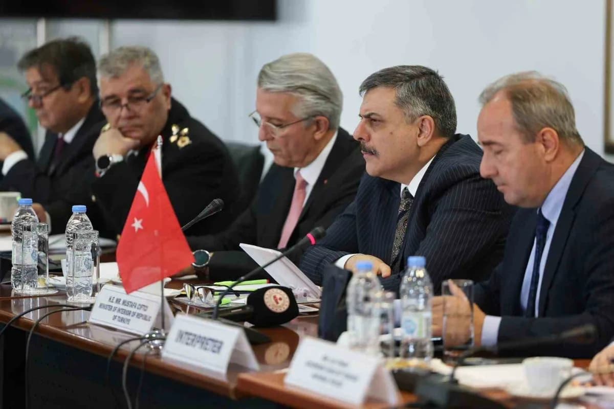 İçişleri Bakanı Mustafa Çiftçi ve Yunanistan Vatandaşı Koruma Bakanı Michalis Chrisochoidis görüşme sırasında