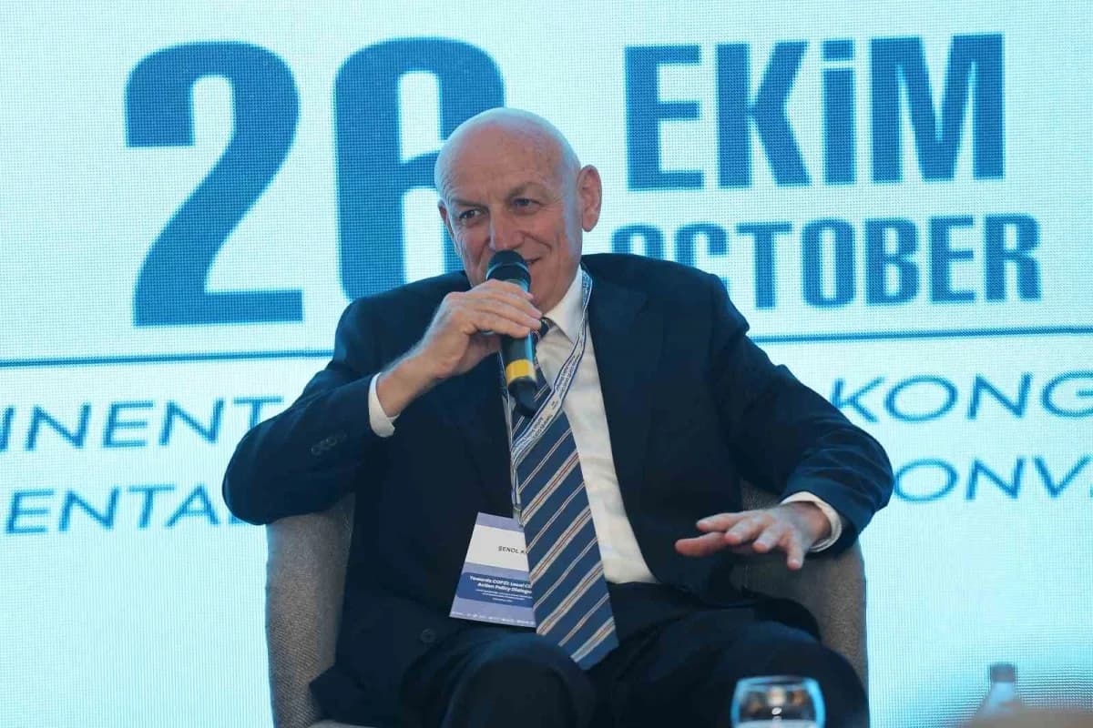 Terme Belediye Başkanı Şenol Kul, Gaziantep'teki uluslararası iklim programında konuşma yaparken