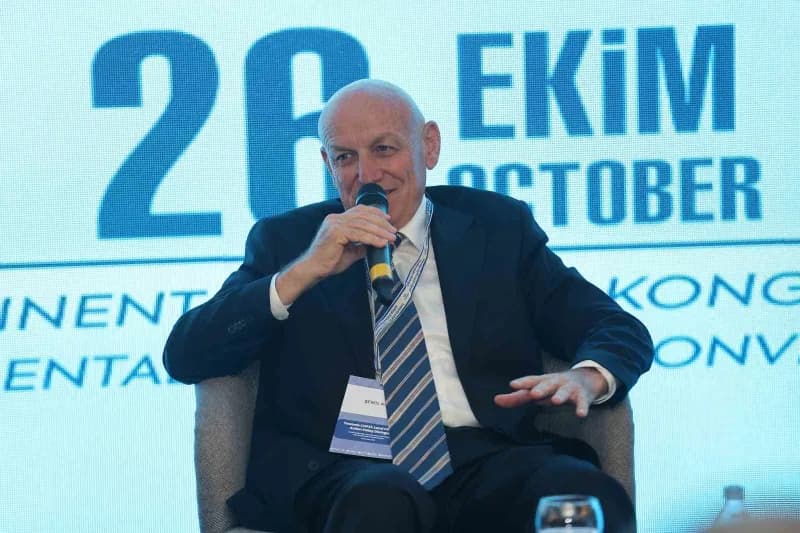 Terme Belediye Başkanı Şenol Kul, Gaziantep'teki uluslararası iklim programında konuşma yaparken