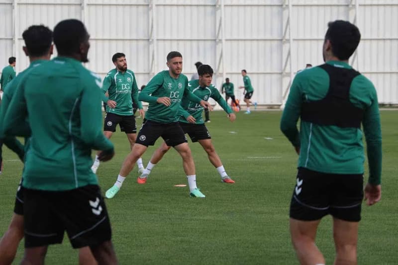 Konyaspor Teknik Direktörü İlhan Palut antrenman sırasında açıklama yapıyor