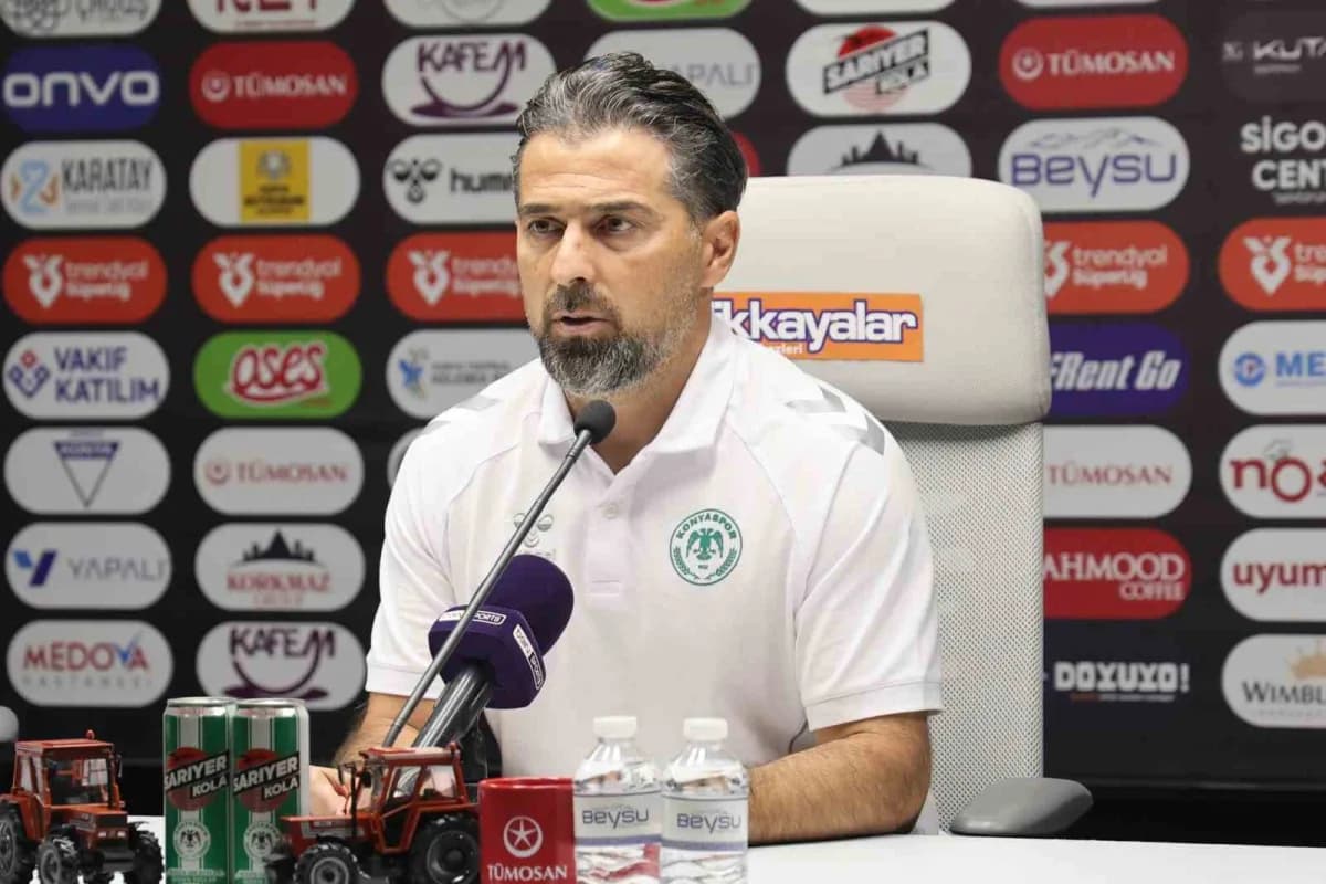 Konyaspor Teknik Direktörü İlhan Palut basın toplantısında açıklama yapıyor