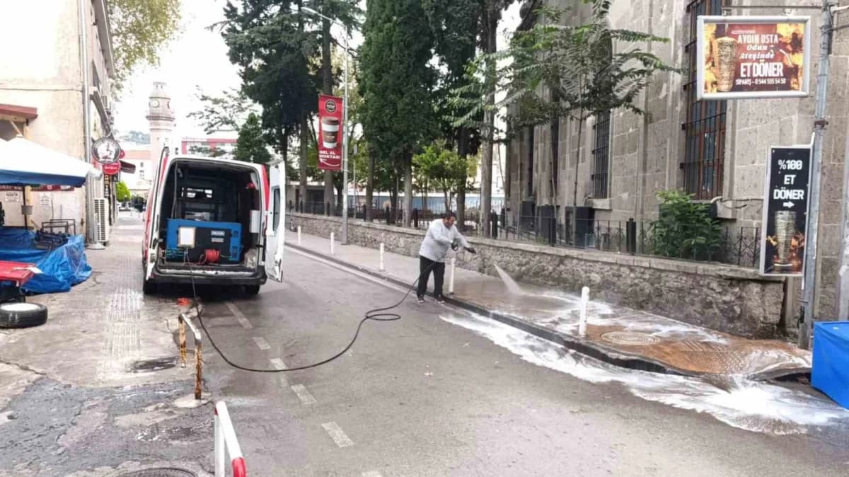 İlkadım Belediyesi mobil yıkama aracıyla sokaklarda temizlik çalışması yapıyor