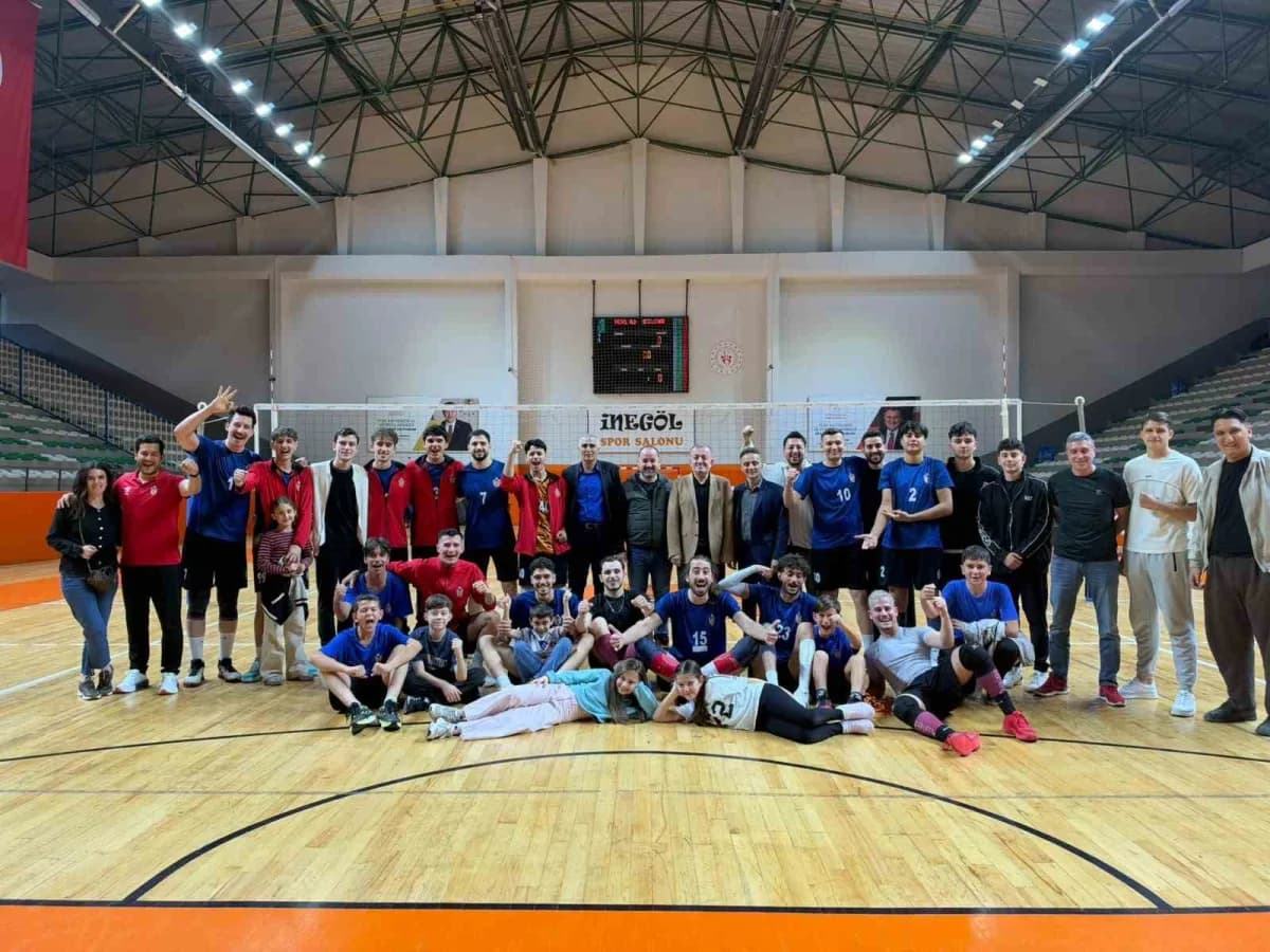 İnegöl Belediyespor Erkek Voleybol Takımı oyuncuları maçta mücadele ediyor