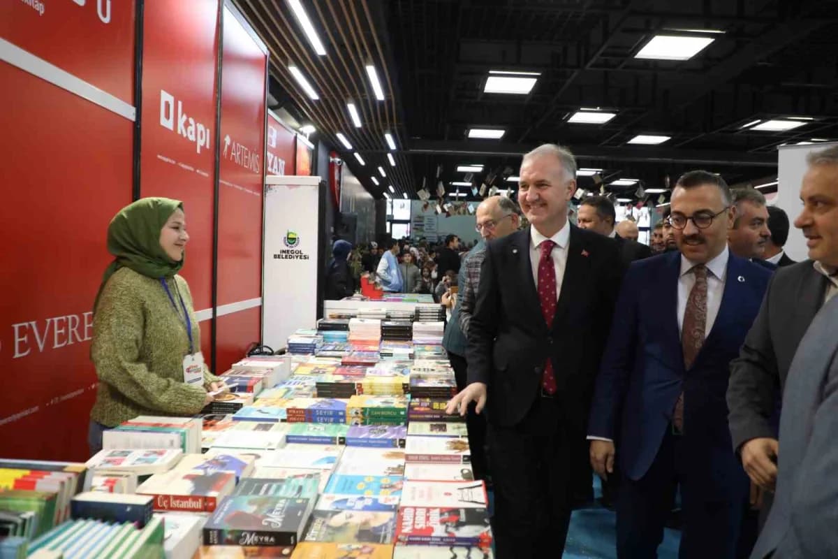 İnegöl Kitap Günleri etkinliğinde kitap stantları ve ziyaretçiler