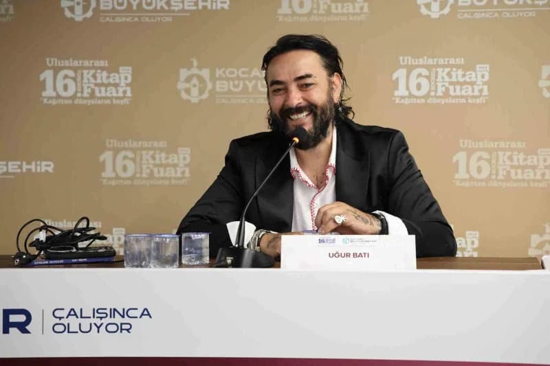 Prof. Dr. Uğur Batı Kocaeli Kitap Fuarı'nda insan zekası ve potansiyelini anlatırken