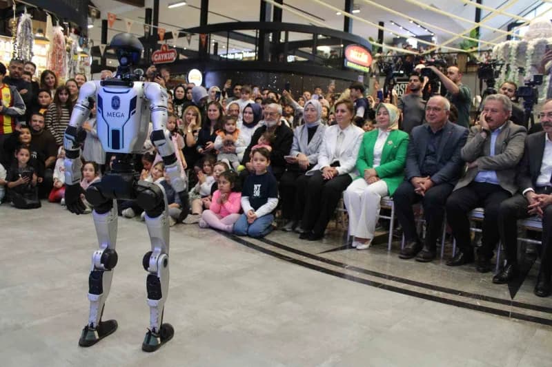 Kayseri Melikgazi’de düzenlenen etkinlikte insansı robot Mega vatandaşlarla buluştu ve dans etti