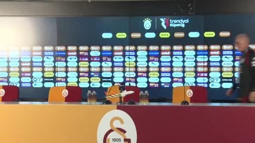 Galatasaray Yardımcı Antrenörü İrfan Saraloğlu basın toplantısında açıklama yapıyor