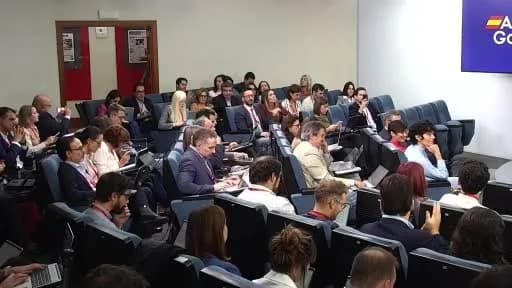 İspanya Başbakanı Pedro Sanchez basın toplantısında konuşuyor
