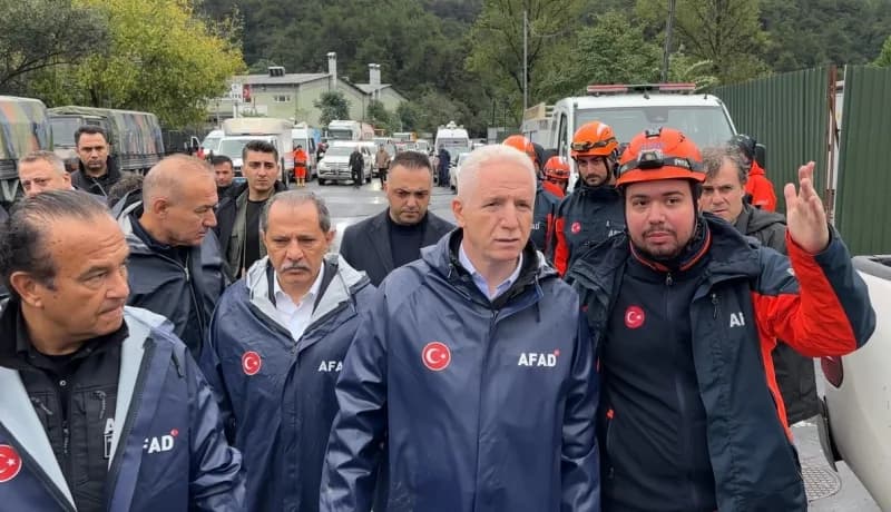 İstanbul Valisi Davut Gül ve yetkililer Ayazağa’da yağış sonrası inceleme yapıyor