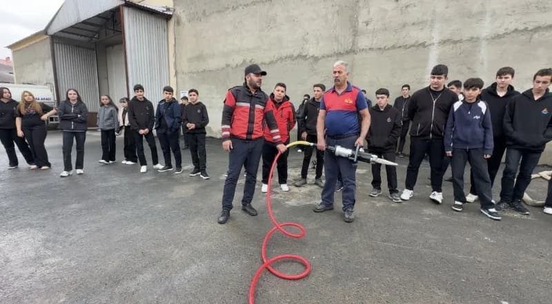 Yüksekova Belediyesi İtfaiye Müdürlüğü öğrencilerle İtfaiye Haftası etkinliklerinde