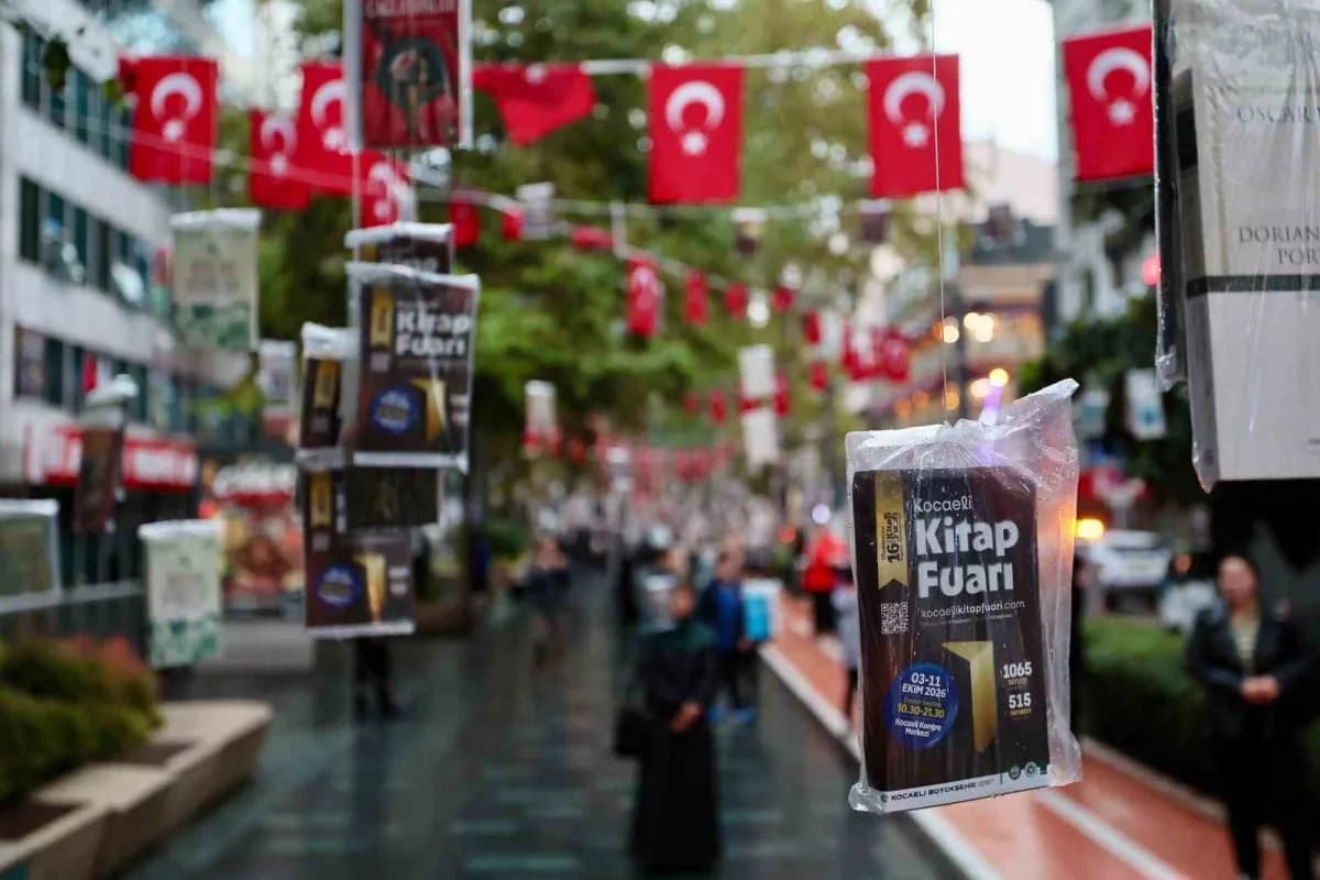 İzmit Cumhuriyet Bulvarı’nda çınar ağaçlarına asılmış çok sayıda kitap ve etkinlik alanında toplanan vatandaşlar