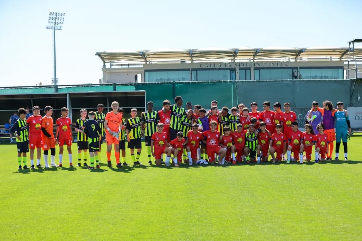 Junior World Cup Antalya 2026 futbol turnuvasında genç futbolcular sahada mücadele ediyor