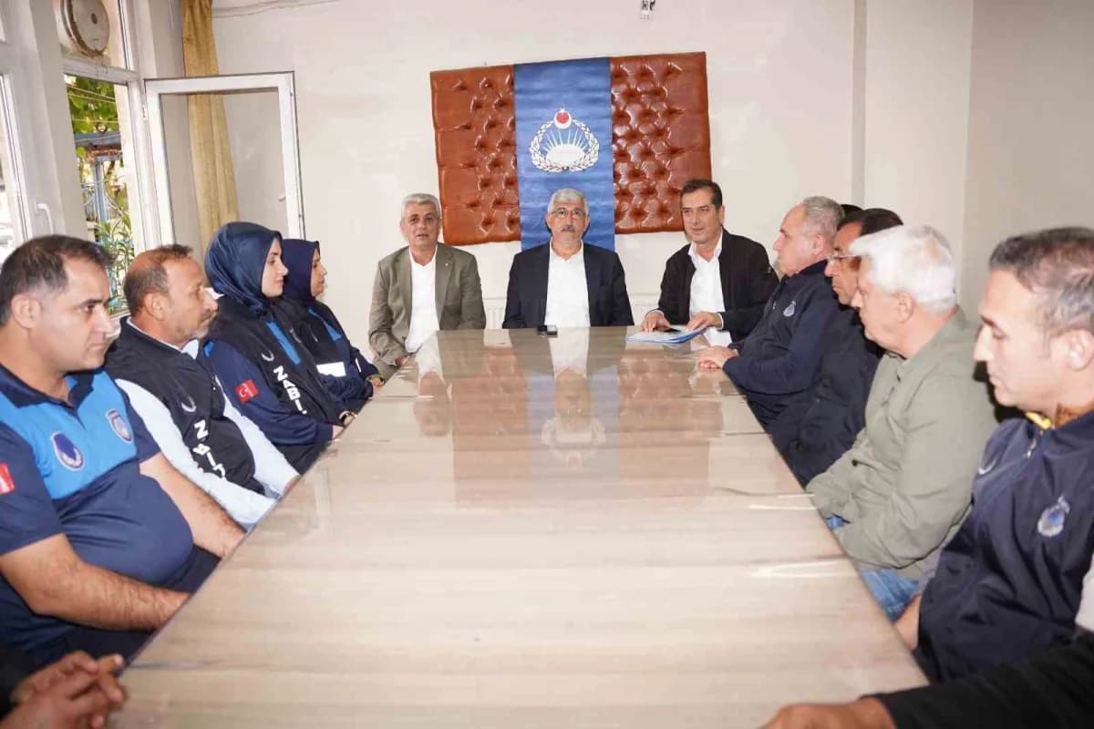 Kahta Belediye Başkanı Mehmet Can Hallaç, zabıta ekipleriyle toplantı yaparken