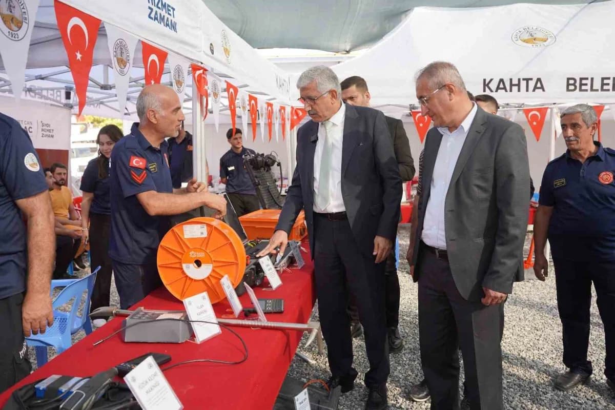 Kahta Kent Meydanı’nda itfaiye ekipleri ve vatandaşların yangın güvenliği etkinliği sırasında bir arada olduğu an