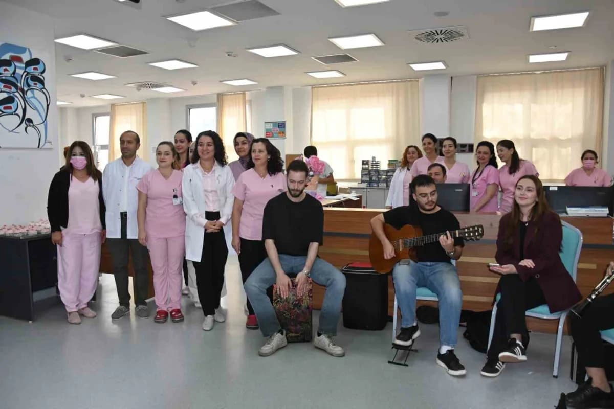 Manisa Celal Bayar Üniversitesi Hafsa Sultan Hastanesi'nde kanser hastalarına moral veren müzik etkinliği sırasında çeki