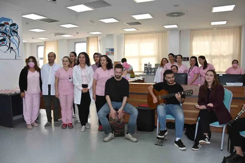 Manisa Celal Bayar Üniversitesi Hafsa Sultan Hastanesi'nde kanser hastalarına moral veren müzik etkinliği sırasında çeki