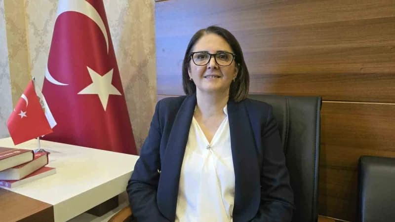 Karabük Barosu seçiminde yeni başkan Avukat Sibel Şirin oy kullanırken