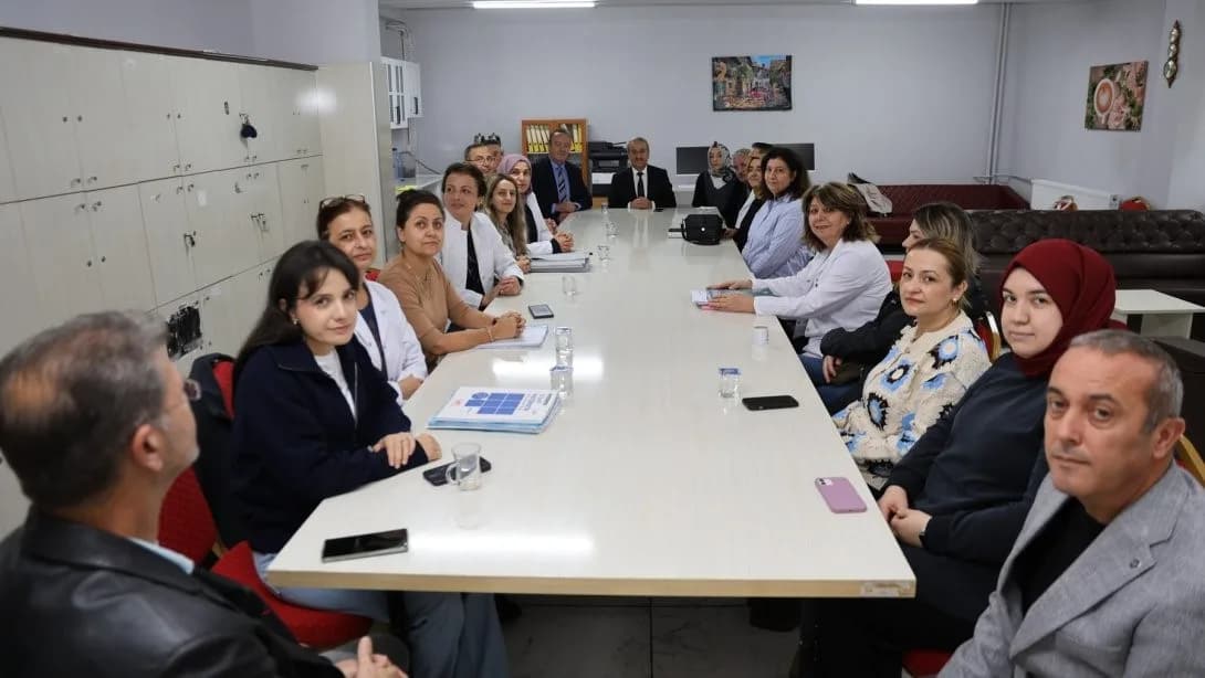 Karabük İl Milli Eğitim Müdürü Nevzat Akbaş öğretmenlerle toplantıda konuşuyor