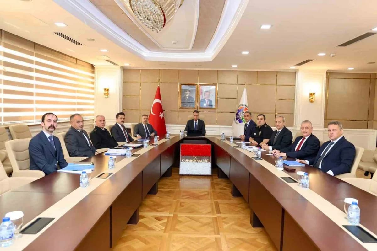 Karabük Valiliği toplantı salonunda okul ve çevre güvenlik tedbirleri toplantısı yapılıyor