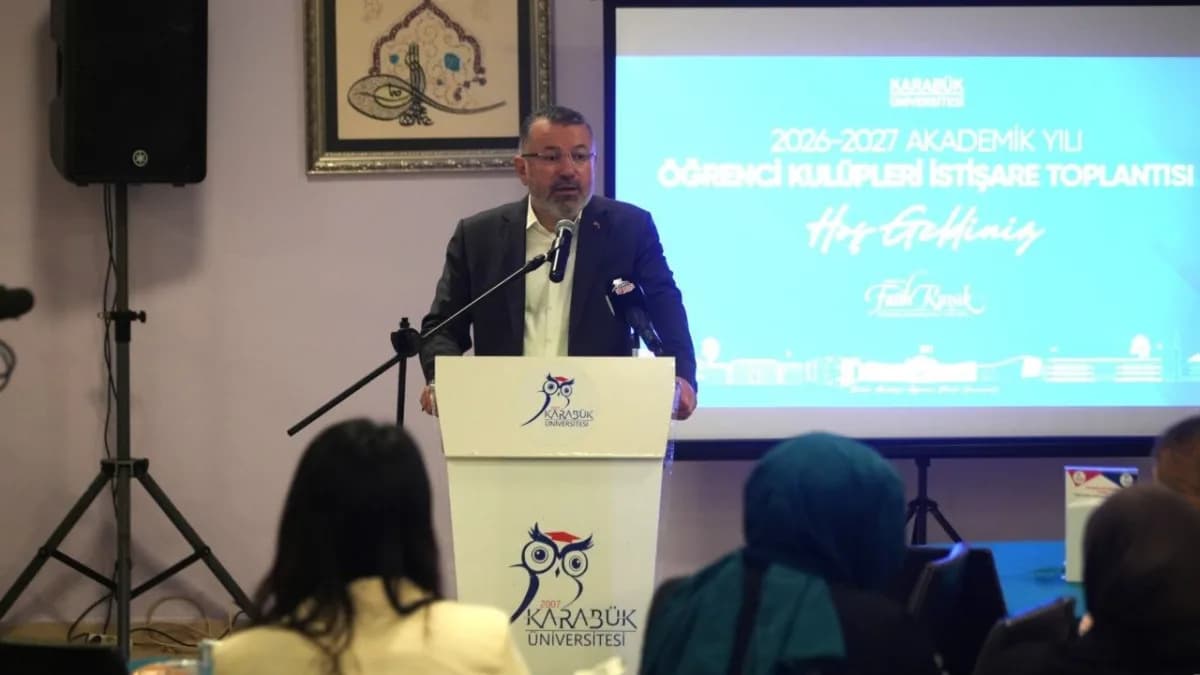 Karabük Üniversitesi Rektörü Prof. Dr. Fatih Kırışık öğrenci kulüpleri toplantısında konuşuyor