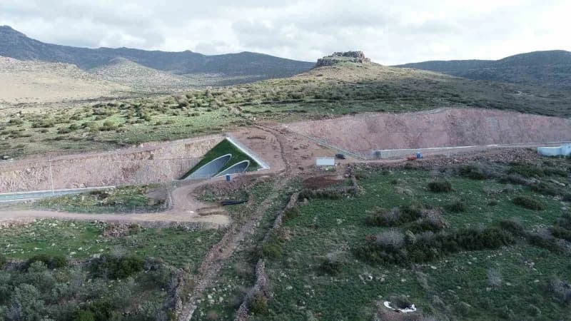 Karayolu ve demiryolu üzerinde inşa edilen ekolojik köprülerden bir görünüm