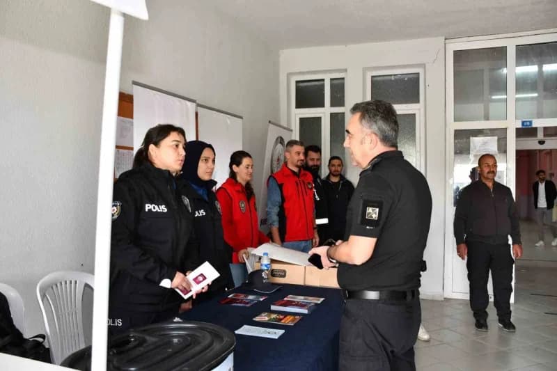 Kars Emniyet Müdürü Murat Abdullah Tombul, Kafkas Üniversitesi kampüsünde öğrencilerle bilgilendirme etkinliğinde sohbet