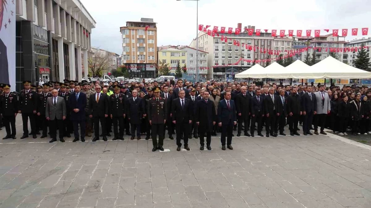 Kars’ta düşman işgalinden kurtuluş yıldönümü töreninde Atatürk Anıtı önünde çelenk sunumu