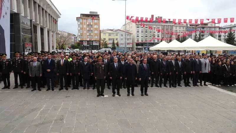 Kars’ta düşman işgalinden kurtuluş yıldönümü töreninde Atatürk Anıtı önünde çelenk sunumu