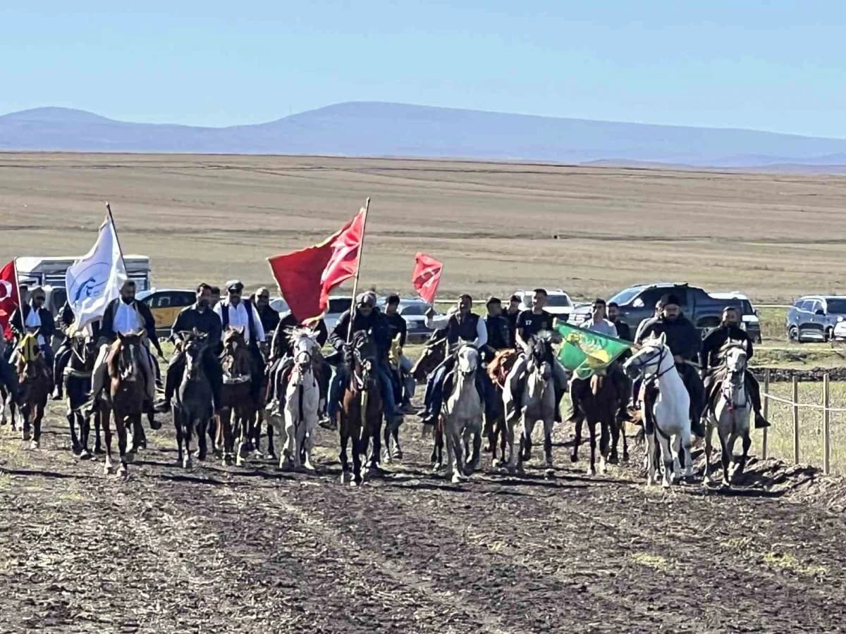 Kars Meydancık köyünde düzenlenen Geleneksel Rahvan At Yarışları sırasında yarışan rahvan atlar ve izleyiciler