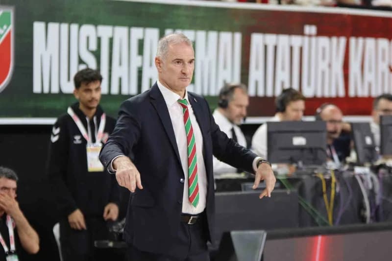 Karşıyaka Basketbol takımı, Fenerbahçe maçında sahada mücadele ederken