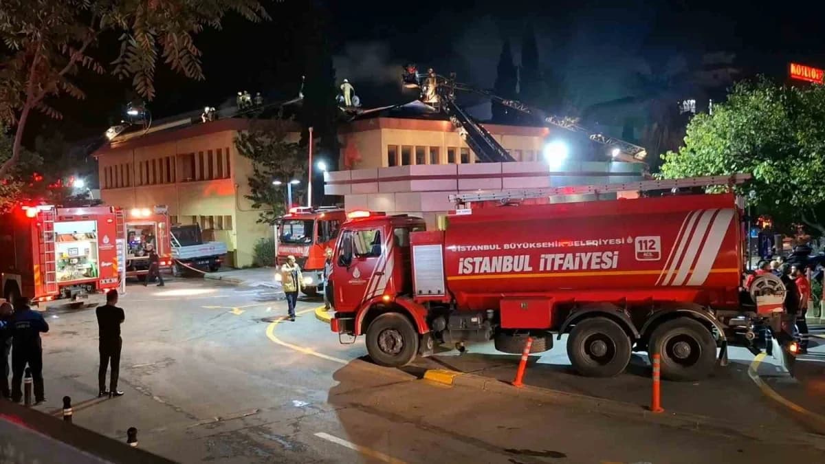 Kartal Koşuyolu Yüksek İhtisas Eğitim ve Araştırma Hastanesi çatısında çıkan yangına müdahale eden itfaiye ekipleri