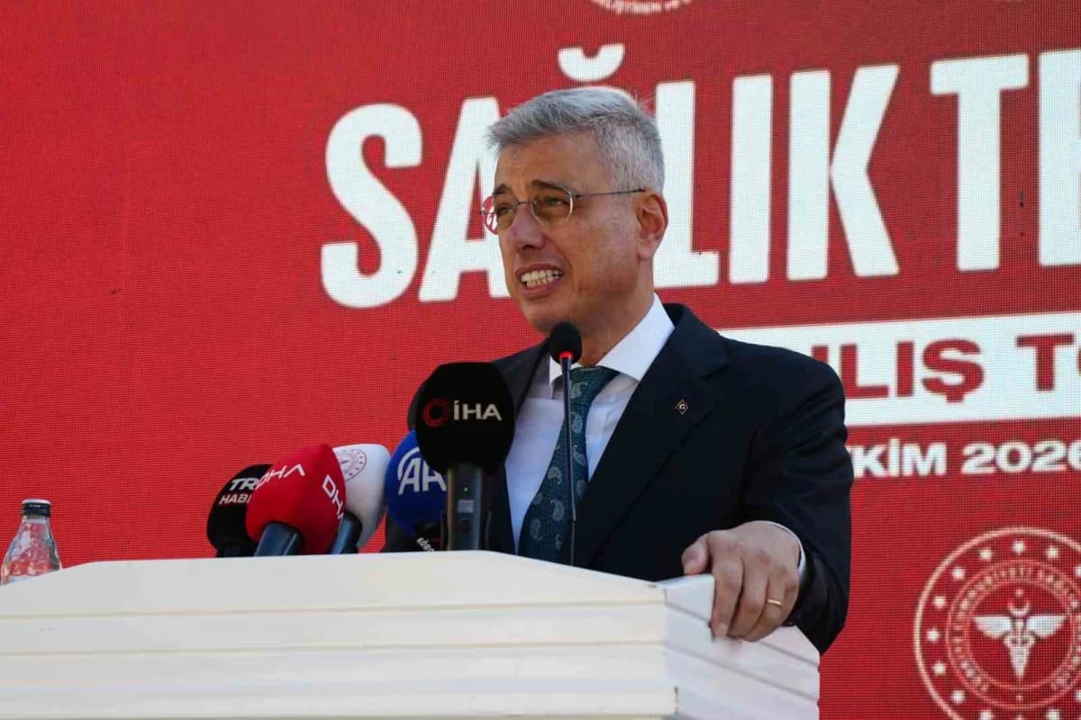 Bolu’da açılan Eczacı Rumeysa Gültekin Hemodiyaliz Merkezi’nin dış cephesi ve açılış töreninden görüntü