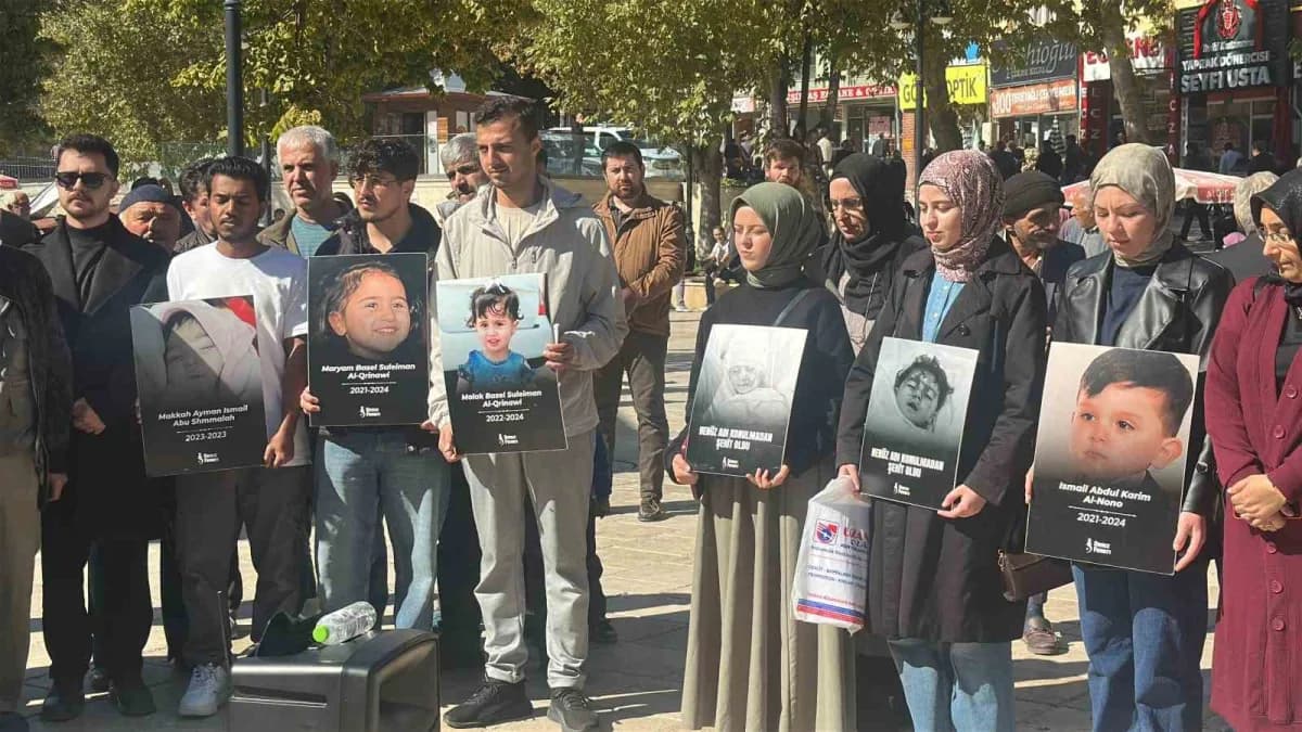 Kastamonu Nasrullah Meydanı’nda Aksa Tufanı yıl dönümü için toplanan vatandaşlar İsrail’i protesto ediyor