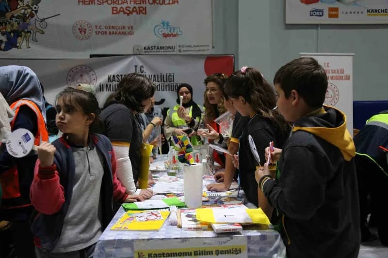 Kastamonu İstiklal Yolu Bilim Şenliği’nde öğrenciler bilim ve teknoloji etkinliklerine katılıyor