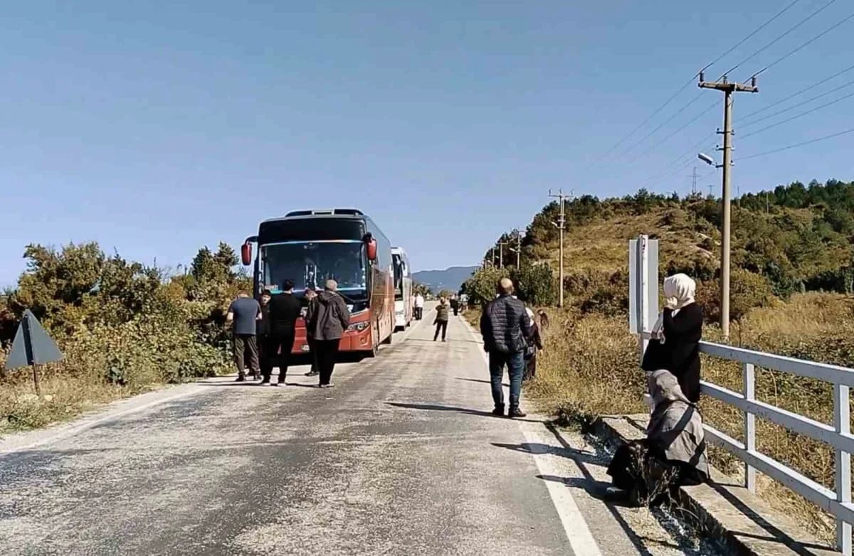 Kastamonu Cide-Bartın kara yolunda heyelan nedeniyle kapalı kalan yol ve alternatif köy yolunda trafik