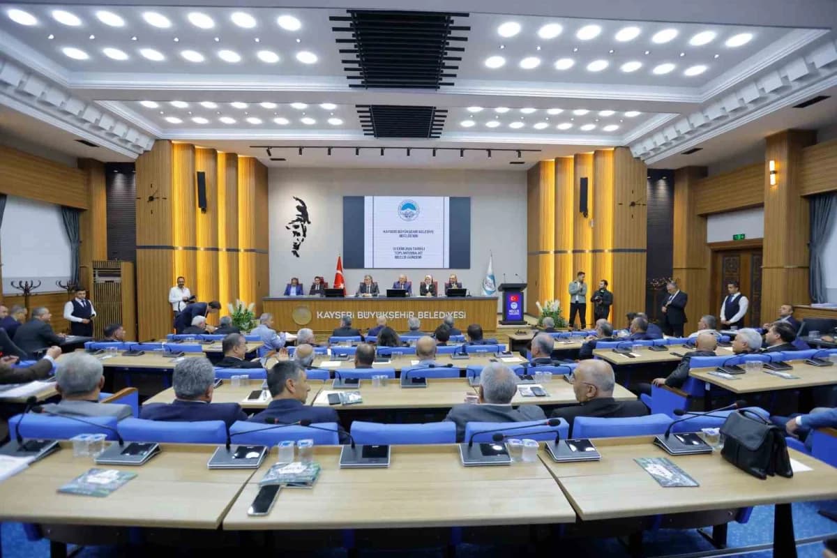 Kayseri Büyükşehir Belediye Meclis Salonu’nda Ekim ayı toplantısı sırasında meclis üyeleri ve Başkan Dr. Memduh Büyükkıl