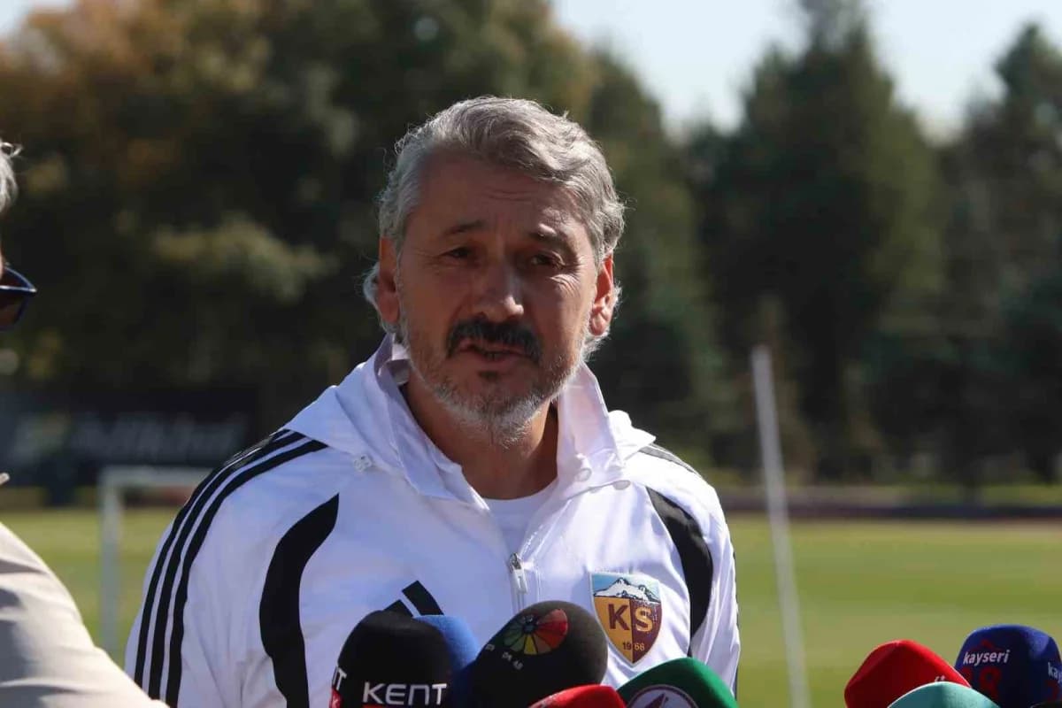 Kayserispor Teknik Direktörü Atila Gerin takım antrenmanında açıklama yapıyor
