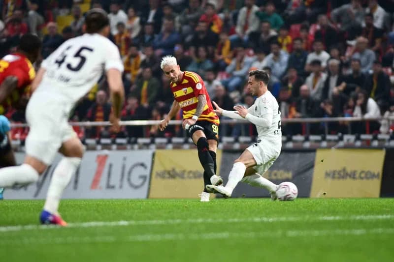 Trendyol 1. Lig maçında Kayserispor ve Manisa FK oyuncuları mücadele ediyor