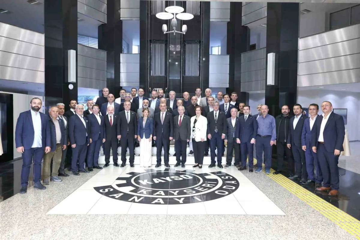 Kayseri Sanayi Odası yeni yönetim kurulu üyeleri ve meclis başkanı seçim sonrası toplu fotoğrafı