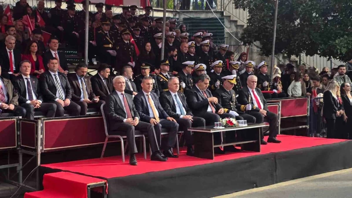 Karadeniz Ereğli’de Cumhuriyet Bayramı kutlamalarında tören geçişi ve halk oyunları gösterisi