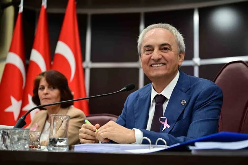 Kepez Belediyesi Meclis toplantısı sırasında Meclis Başkanı Mesut Kocagöz konuşma yapıyor