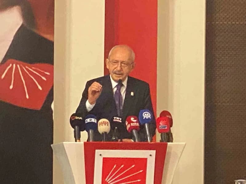 CHP Genel Başkanı Kemal Kılıçdaroğlu, staj ve çıraklık mağdurlarıyla partisinin genel merkezinde bir arada