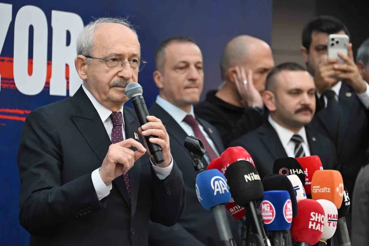 Kemal Kılıçdaroğlu, Mersin Büyükşehir Belediyesi önünde kalabalığa hitap ediyor