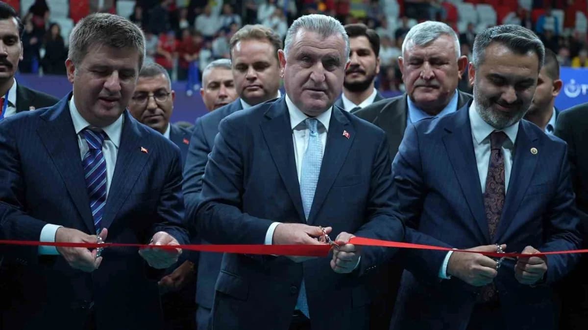 Gençlik ve Spor Bakanı Osman Aşkın Bak, Kırıkkale Merkez Yeni Spor Salonu açılış töreninde kurdele keserken